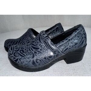 BOC Born Concept Peggy Womens Black Gray Embossed Tooled Slip On Clogs Sz 9 9.5